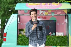 Vivian Dawson Instagram - Catch me outside, in ma lil Netflix van 😅 delivering positive vibes to ur door. FIGHTING💪🔥

#Netflixtw

#Netflix歐巴來應援

#CoachNY

#NIKE