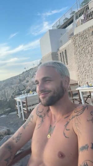 Vivian Grimigni Instagram - C’est toi et pas une autre, j’en ai rien rien à foutre des aubergines du peuple c’est la tienne que je veux 
@bastoswithlove  forever ❤️🤫