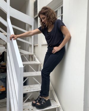 Vivian Kontomari Instagram - Αυτά τα παπούτσια δεν ανεβαίνουν στο πατάρι. Φοριούνται και με κάλτσες.
#blackshoes #winter @favela.gr