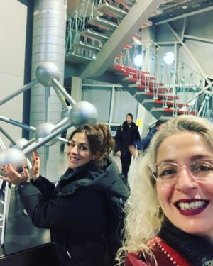 Vivian Kontomari Instagram - Νονούλη @alexalexis, @areti_alexi, JN σας ευχαριστούμε για όλα! Το ταξίδι αυτό θα μας μείνει αξέχαστο! #christmas #nye #family #friends #brussels #godfather #mussels #carbonadeflamande #belgium #zamekoropi