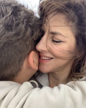 Vivian Kontomari Instagram - Ας υπάρχει για όλους μια ζεστή αγκαλιά..
Χριστος Ανέστη 
#happyeaster #loveandpeace #hug