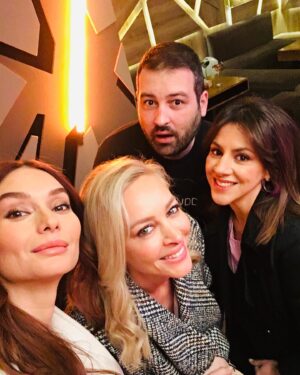 Vivian Kontomari Instagram - Καλησπέρα και από εμας
@errika_bigiou @fay_xyla @pantazoudis @erwtasmediafora @erwtas_me_diafora_star_tv_fans @starchanneltv @tanweer_productions #lovemyjob