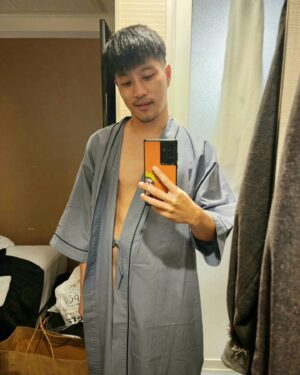 Vivid Bavornkiratikajorn Instagram - ผูกไม่เป็นจริงๆ ใครรู้วิธีช่วยบอกทีคร๊าบบ 🤣🤣🤪
(มีคลิปให้ดูหน้าสุดท้าย 😅) 
#TeeSoloInTokyo 
#tokyo #japan #travel #happy