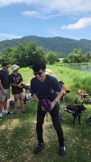 Vivid Bavornkiratikajorn Instagram - โดนแซงตัดหน้าเฉย 🚗🚗🚗🐶🐶🤪🤪🤍🤍
ใครอยากทำบุญ หรือช่วยเหลือน้องหมา ที่นี่ก็เป็นอีกที่นึงที่แนะนำนะครับ น้องๆกว่า800ชีวิตพร้อมต้อนรับ 😊🙏🐶❤️ @tmtrdorg

#charity #dog #puppy #happy 
@palm_ammiga @nattyonlyyy @ppaisinit