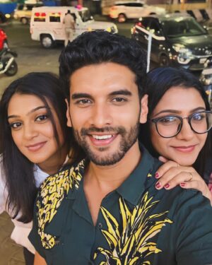 Vj Dhanusek Vijayakumar Instagram - We’re a trio of awesomeness…!! ❤️🥰 

@varshinisureshoffl @premjacob06 ✨
.
.
.
.
#friendship #friends #friendshipgoals #instagood #instagram #instalike #instalove #instacool #instaphoto #gang #squad #love #tamilserial #explore #actor #actorslife #serial #neenaankadhal #vijaytvserial #trending #foryou #picoftheday #happyme