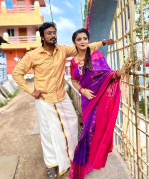 Vj Dhanusek Vijayakumar Instagram - Finally That Moment Arrived 🫶🏻
Anjali Meets Krishna….😇 @naveenmuralidhar_mimicree 

Don’t Miss Today’s “NEE NAAN KADHAL” Episode On @vijaytelevision At 10PM 📺👍🏻

@thaicreations.2023 
.
.
.
#vjdhanusek #naveenmuralidhar #Anjali #Krishna #vijaytv #vijaytelevison #vijaytvserials #neenaankadhal #nnk #neenaankadhalvijaytv #tamilserial #tamilserialactors #instadaily #instagood #instalike #instagram #foryou #trending #picoftheday #happyme