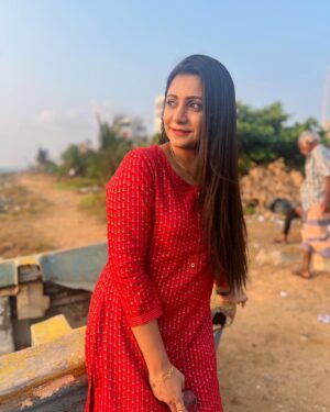 Vj Dhanusek Vijayakumar Instagram - Happy Posing ❤️🌊
.
.
.
.
#vjdhanusek #Anjali #actresses #beach #beachvibes #loveyourself #vibes #nature #loveyourself #naturelover #insta #instagood #instalike #instagram #instamood #instafashion #instalove #instanature #beyourself #vijaytvserial #neenaankadhal #trending #viral #foryou #picture #picoftheday #happyme