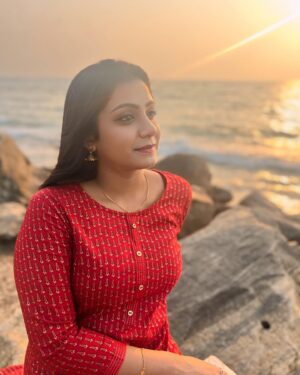 Vj Dhanusek Vijayakumar Instagram - Happy Posing ❤️🌊
.
.
.
.
#vjdhanusek #Anjali #actresses #beach #beachvibes #loveyourself #vibes #nature #loveyourself #naturelover #insta #instagood #instalike #instagram #instamood #instafashion #instalove #instanature #beyourself #vijaytvserial #neenaankadhal #trending #viral #foryou #picture #picoftheday #happyme