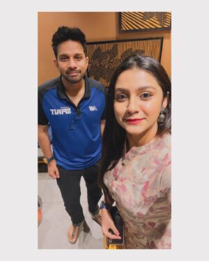 Vj Dhanusek Vijayakumar Instagram - Alexa Play “ அவ என்ன என்ன தேடி வந்த அஞ்சல “ ❤️🎶
@karthikmusicexp 🫶🏻🥰
.
.
.
#vjdhanusek #karthik #singerkarthik #favorite #instapic #instagood #instalike #instadaily #instamood #instagram #instamoment #trending #foryou #picoftheday #happyme