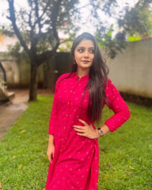 Vj Dhanusek Vijayakumar Instagram - கண்களில் இடம் கொடுப்பாயா… ❤️🥰
.
.
.
.
#vjdhanusek #actress #loveyourself #mylife #insta #instalike #instagood #instagram #instamood #instafashion #instaphoto #vijaytelevision #neenaankaadhal #beyou #mycapture #pics #foryou #fyp #trending #picoftheday #happyme