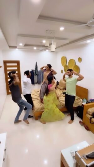 Vj Dhanusek Vijayakumar Instagram - Fun at set 😝🌪️ #neenaankaadhal 

#reels #reelsinstagram #funnymoments #funnyvideos #funnyreels #reelsindia #viralreels #viral #trending #trendingreels #instagramreels #instagram #instadaily #instalike #instamood #instafashion #instalove #reelstrending #reelsexplore #explore #explorepage #fyp #foryou #foryoupage #love #serial #tamilserial #serialactress #exploremore