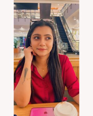 Vj Dhanusek Vijayakumar Instagram - Nee pesa lighta.. Aasa kooda… ❤️🥰
.
.
Pc 📸 : @varshinisureshoffl 😘
.
.
.
#vjdhanusek #actress #pics #casual #instagood #instadaily #instalike #instagram #instamood #instafashion #instalove #fashion #redlove #girlinred #picture #foryou #fyp #picoftheday #happyme
