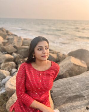 Vj Dhanusek Vijayakumar Instagram - Happy Posing ❤️🌊
.
.
.
.
#vjdhanusek #Anjali #actresses #beach #beachvibes #loveyourself #vibes #nature #loveyourself #naturelover #insta #instagood #instalike #instagram #instamood #instafashion #instalove #instanature #beyourself #vijaytvserial #neenaankadhal #trending #viral #foryou #picture #picoftheday #happyme