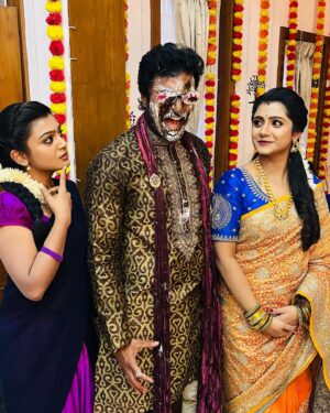 Vj Dhanusek Vijayakumar Instagram - 👀 “Abi meets Murali with Anjali” = “Anjali meets Krishna with Abi” 

#instadaily #instagood #instagram #instalike #igers #instamood #instafashion #instalove #igdaily #neenaankaadhal #love #serial #tamilserial #vijaytvserial #vijaytv #trending #explore #explorepage #photography #picoftheday #viral
