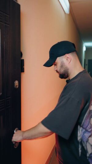 Vlad Shevchenko Instagram - Дивіться, я вже всім сусідам пояснив, поясню і вам на всякий випадок, як донатити онлайн на  платформі @edopomoga.gov.ua так, щоб @mastercardukraine збільшив суму вашої допомоги 🤝 
 
– Реєструєтесь на платформі єДопомога в категорії «Отримання та надання волонтерської допомоги»; 
 
– У пункті «Допомогти швидко онлайн», обираєте категорію «Продукти» та додаєте позначку біля мереж «Сільпо», Le Silpo, «Фора», «THRASH!ТРАШ!» та FOZZY C&С; 
 
– Вибираєте заявку, яку бажаєте виконати, і зручну для вас суму; 
 
– І ось при оплаті карткою Mastercard сума вашої допомоги збільшиться; 
 
– Після оплати отримувачу, що потребує допомоги, надійде електронний код (електронний код «Передплата»). Код може бути використаний в одній із торгових мереж: «Сільпо», Le Silpo, «Фора», «THRASH!ТРАШ!» і FOZZY. 
 
Це все!) 
 
Хоча, ще одне: я вас прошу, вітайтесь з сусідами, бо хто зна коли вам треба буде сіль, яйця і цибуля😌