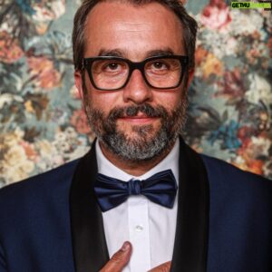 Vladimír Kobielský Instagram - Aj okuliare vedia podporiť charakter postáv 🎥🎬🕶️ 

@alensa.sk 

O pár dní sa končí súťaž o dvoje okuliare, pre vás a vášho kamaráta … 
Stačí dal follow 

1, @alensa.sk 
2, @vladokobielsky 

#jamesbond #crullé #glasses #skyfall