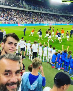 Vladimír Kobielský Instagram - Každý chcel mať fotku s @cristiano ronaldo😉

Našťastie len on nosí dlhé rukávy 😜 

Čo hovoríte na včerajší futbal?

@kristian_kobi #futball @sfzofficial #tehelnepole #bratislava🇸🇰