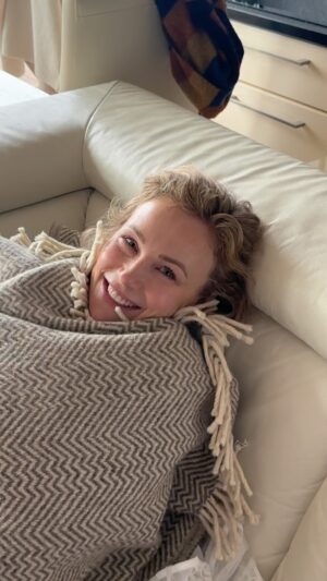 Vlastina Svátková Instagram - Děkuju za každé moje ANO, které jsem řekla novým výzvám a životu. 
Za každé ANO, kterým jsem dovolila druhým obejmout mě,
chytnout mě za ruku s nechat se pohladit,
za každé ANO, kterým pouštím do svého života nové lidi, přátele a naději v lásku,
za každé ANO, kterým přijímám kdo jsem, své slzy i smích od ucha k uchu,
ANO každé zkušenosti, kde hlava ani rozum už nemají možnost ovládat mě strachem.
Děkuju sama sobě za odvahu skočit šipku do temné vody a vyplavat ven s otevřeným srdcem, které jsem měla dlouho zavřené a obehnané vysokou hradbou, kam skoro nikdo nesměl.
Dekuju za každé ANO životu naplno, tak, jak jsem to vždycky chtěla: žít a ne přežívat. 
Zkoumat, zvědavě objevovat, pozorovat, hrát si, milovat.
…these are the days of my life….