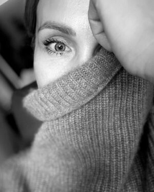 Vlastina Svátková Instagram - Zavíráme své srdce, když nás někdo zraní. Abychom se ho naučili v temné noci duše zase pokorně otevřít.
V tento moment se přestaneš ptát, proč zase já. Proč se mi to děje pořád dokola…
Přestaneš se ptát, když přestaneš hledat příčiny svého smutku tam venku.
Když přestaneš mířit prstem na ty, o kterých si myslíš, že ti ublížili.
Když začneš hledat uvnitř sebe otázky na všechny odpovědi, které samy od sebe přicházejí do hlavy.
Jako tichý pozorovatel všech těch dramat v sobě přebíráš zodpovědnost za svůj život a za vše, co se v něm děje.
A vybíráš si svobodu a lásku.
Ne protože ti to někdo řekl, ne protože se to píše v chytrých knihách a učí na všelijakých seminářích.
Stane se to, až když se poprvé podíváš dovnitř a přijmeš vše, co jsi doteď odmítala vidět.
V té velké bolesti a zklamání se rodí největší změny uvnitř nás a schopnost soucítit s bolestí druhých lidí.
Rodí se zde naděje a síla. 
Odvaha zvednout se zas a znovu, utřít slzy a jít dál s láskou v srdci mnohem větší, než kdykoliv předtím.
Jsi tam, kde musíš být, není to ničí vina a nikdo za to nemůže. 
To, co tak urputně hledáme a po čem toužíme, není nikde mimo nás.
Je to ta nejkrásnější cesta, po které můžeš jít. V tichu a samotě. Zpátky k sobě.