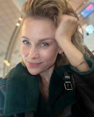 Vlastina Svátková Instagram - ,,Já chci. A chci, chci, chci! A protože to chci, nevydržím počkat, vytvářím tlak, stres a ještě všechny okolo obviním, že se nechovají tak, jak já potřebuju.”
Fenomén nezralého člověka, který reaguje skrze potřeby malého vnitřního dítěte.
A klidně mu může být 50 nebo 60 let. Začne kolem sebe vytvářet napětí, protože si přeci zaslouží odměnu, ocenění, dostat něco zase  zpět. 
Mnoho lidí nazývá lásku jako přesvědčení, že když jsem dal, musím dostat zpátky.
Že když o někoho pečuju, musí se mi to vrátit.
Když do někoho investuju, očekávám návratnost i s bonusem.
“Cítím se sám, nekompletní, tak mě přijeď potěšit, doplnit to, co mi chybí.
Věnuj se mi, věnuj mi svůj čas, tělo, srdce. Vždyť to je láska!!!”

Navnímat a vidět skrze koho a co uvnitř sebe reaguju je velká dovednost. 
Dá se natrénovat jako jízda na kolečkových bruslích. Taky mi to nešlo, protože jsem vůbec neviděla, že to je moje malá zraněná holka, která touží po lásce a chce, chce a chce a tak mám na bradě z bruslí jednu velkou jizvu. 
Proč lidé (někteří) touží tak moc zjistit kdo jsou? Objevit to Tajemství? 
Proto, že když to uvidí, přestanou tlačit, chtít , mít potřebu hledat ujištění a uspokojení u někoho druhého mimo sebe.

Vím kdo jsem a znám se dokonale.
Nejsem vůbec dokonalá a ani se o to nebudu pokoušet, už tak mě to stálo dost energie, tato marná snaha.
Pozoruju. Miluju to. Pozorovat jak kdo reaguje, co říká, co si myslí, co vyzařuje.
A stejně tak se koukám do sebe.
Když si ego nutně potřebuje definovat hranice, aby bylo v bezpečí.
Když reaguju v emocích a nedokážu do prdele minutu počkat až budu uvnitř v klidu.
Když všichni odchází a já stojím sama uprostřed zahrady a cítím se vnitřně naplněná, i když mi nikdo neříká, jak moc mě miluje a potřebuje.

Není tohle láska?
“Oddat se životu a poslouchat duši skrze tělo jak kompas.”