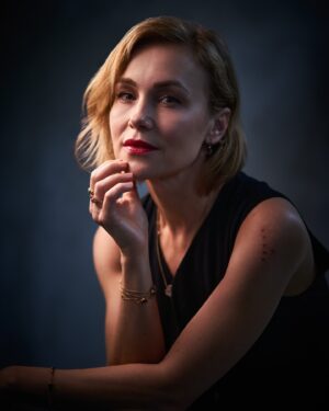 Vlastina Svátková Instagram - Píseň, kterou si pouštím pořád dokola, 
papírek od čokolády, který někdo tajně strčil pod gauč,
pavouk, co utíká jako o život, protože se bojí víc, než my,
objetí, tak silné a pevné, že ti nedovolí ucuknout,
pěna, co zbyla ve vaně po dvou lidech nohama propletenýmq do sebe,
“Mami miluju tě” zašeptané do ucha hlasem, co usíná,
šeřík, co voní cestou do školy,
záda, co bolí po pletí záhonu,
ruka, co zajede do vlasů, když řídím, a když hraje píseň, co si pouštím pořád dokola.
Malé věci co vyplňují den otisky srdce,
které díky nim roste a rozpíná se,
tak jako tečky, které z ramena nikdy nezmizí,
nezmizí ani vzpomínky na to, kým jsem byla toho dne, kdy hrála jedna píseň pořád dokola….
.
.
.
#photo by @tomas.mikule #makeup by #kambo