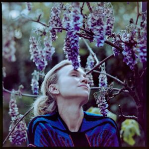 Vlastina Svátková Instagram - Měla jsem v sobě hodně démonů a ještě jich tam pár zbylo.
Zůstala  jsem tvrdá a jen občas někomu ukážu, co se skrývá za brněním bojovníka.
Díky té tvrdosti jsem dokázala přežít a vždycky přežiju cokoliv příjde,
ale ta křehkost a zranitelnost je největší dar, který mám.

Takže se každý den rozhoduju, jak ochránit křehkost květů, aby nepomrzly, když udeří nekompromisní mráz.
A někdy to nestihnu a všechny zamrznou.
Ale je naděje, velká naděje, že znovu a znovu a znovu začnou kvést ve své zranitelné křehkosti, i když je předtím někdo zničil.