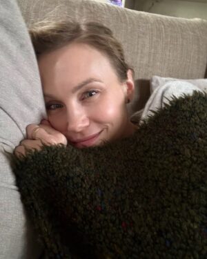 Vlastina Svátková Instagram - Laskavost.
Moje rozhodnutí, jak cítit radost, je být laskavá.
K sobě a svým temným stránkám, protože vše, co je přijato a spatřeno, ztrácí svoji sílu mít nad námi moc.
K druhým lidem, i když se nezachovali dle našeho ega tak, že by si laskavost zasloužili. 
Když spatřím svoji temnotu a přestanu se od ní oddělovat, nebude se mne temnota druhých lidí už skoro dotýkat. 
Trénuju laskavost v náročných situacích, když na mě někdo začne křičet, nadávat mi nebo mě tlačí do kouta. V takových momentech pozorně sleduju, co to se mnou dělá a rozhoduju se reagovat jinak.
Občas to nejde, občas se to povede, ale svaly duše jsou každý den pevnější a pružnější. 
Laskavost je energie, kterou vysílá otevřené srdce a dokáže měnit svět i lidi v něm.
.
,, Kolik otisků lásky jste dnes učinili? A kolik otisků strachu?
Nechť nikdo z nás nelituje, až jeho čas zde na Zemi vyprší, jakým druhem otisků naplňoval svůj život, život své rodiny, přátel i celého svého okolí.”