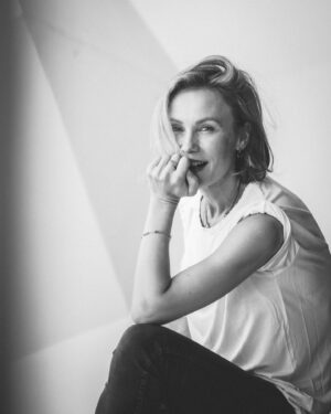 Vlastina Svátková Instagram - Před 20 lety jsem četla knihu od Brandon Bays Cesta a nejvíc mě zasáhlo, že když nastoupila duchovní cestu, začala pomáhat lidem, žít nový, lepší život a myslela si, že tohle je konečně to ono, to co celý život hledala, shořel jí dům. Stála tam před troskami svého domova a přemýšlela proč. Proč ještě? Co se má z toho naučit? Tehdy jsem ji hodně litovala!
Dnes stojím před troskami svého dosavadního, starého života, kdy se pořád dokola opakuje jeden průser za druhým. Moje reakce doteď byla v podstatě pokaždé stejná: barvitě umím popsat všem okolo tyto historky z podsvětí tak, že se každý zaraduje, že nežije můj život: ,,Vlastino, to už fakt není možný! Ten dům je zakletý? Tobě padá střecha na hlavu? Ty jsi bourala? Hele, volá Vlastina, dám to nahlas, to bude zase nějaká šíleně vtipná tragédie!”
A vždycky byla. 
Stará Vlastina totiž vytvořila drama, aby všichni okolo věděli, co se jí děje.
Stará Vlastina okamžitě reagovala v emocích, které byly VELKÉ!
Stará Vlastina potřebovala někoho potřebovat a žádala ostatní, ať něco vymyslí a zachrání ji!
Stojím před troskami svého dosavadního života a netečou mi slzy. Dokonce se usmívám.
Ne, nejsem zhulená ani opilá.
Sedím v křesle a srdce mi bije klidným tempem. Koukám na ten chaos všude okolo a nechci ho už hystericky řešit.
Přijímám. 
Dýchám. 
Každý večer medituju. Najednou to jde. Předtím jsem nad tím jen mávala rukou a utíkala. Už vidím, kdy jdu do starého vzorce, do nesnesitelného tlaku mít všechno HNED a obrovské TOUHY po jistotě.
Jistota není.
A když si myslíš, že máš vše, o všechno přijdeš, aby jsi se mohl posunout dál, jako člověk, který přijímá a dýchá. Fascinující. To otevřené srdce, které tě učí milovat i ty, které bys nejraději navždy vymazal.
Najednou se koukáš na lidi jinak. Ať udělají nebo řeknou cokoliv, ty v nich vidíš to, co máme všichni společné.
Co se mám naučit?
Vzdát se všeho starého, čeho jsem se tak urputně držela, co mě definovalo a patřilo ke mě. Dokonale naleštěná podlaha, ze které se dá jíst! Dovolit si o všechno přijít a pustit to. Bosky se postavit před ten popel a s důvěrou cítit, že jdu dál. Tam, kam moje duše potřebuje a moje vyděšené ego tomu nemám šanci zabránit.
Proč ještě? Právě proto.