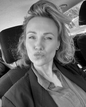 Vlastina Svátková Instagram - Všimla jsem si, že nejvíc podrážděně reaguju na to, když se někdo něčeho bojí.
Bojí něco udělat, bojí něco říct, bojí se za sebe postavit, bojí se všeho zbavit nebo odejít.
Plavat mě naučil můj táta. Chytl mě v podpaží a hodil do hlubokého moře. Z bezpečné vzdálenosti sledoval, jestli se utopím nebo se zachráním. Pamatuju si, že jsem byla na něj nasraná, ale zároveň jsem od toho momentu plavala sama.

Stejně tak vychovávám své tři syny. Občas slyším, že jsem sobec. Nakoupím jídlo, jdu si zacvičit a nechám děti, ať si uvaří oběd.
Nedávám jim už kapesné a nic pro jejich zábavu jim nekoupím, musí si na to vydělat sami. 
A když se něčeho ti dospívající dva bojí, ještě „zhasnu světlo“, aby rozpoznali syrovost strachu, který je jen pošetile nelogickým, vždy přítomným, ale vymanit se z něj dá během vteřiny tím, že pochopíme, že jsem to JÁ, kdo si tvoří vlastní cestu, klid a mír.

Mí dospívající synové jsou už skoro muži. Není poznat, co si myslí, ale jak hezky a hrdě o mě mluví se dozvím až od někoho cizího. Přesně tak, jak to dělá můj táta. Neřekne to nikdy mně, ale všichni v jeho práci ví, kdo je jeho dcera.
Možná taky málo chválím, možná jsem tvrdá, že nikoho nelituju. Dcera svého táty, co svým dětem nedá v 18 ti ani byt, ani auto, protože ví, jak moc důležitá je pro ně zkušenost, že to dokážou sami. Cokoliv, co si přejou, bez toho, aby jim někdo zametal cestu a foukal bolístky.
Už brzy budou dospělými muži a já budu z bezpečného povzdálí pozorovat, jestli se netopí, abych jim podala svoji ruku.

Miluju muže, co se nebojí. 
Miluju muže, co se umí pohybovat ve tmě.
Miluju muže, co mají odvahu změnit to, co je štve,
co mají odvahu řict miluju tě,
co se umí zbavit všeho, co jim už neslouží,
a bojovat o to, na čem jim záleží.

Děkuju ti tati, že jsi mě naučil plavat….