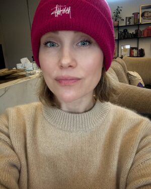 Vlastina Svátková Instagram - Přikrývám studené nožky svého malého syna a „škrabkám“ ho po zádech. Má to rád.
I já jsem to jako dítě milovala.
,,Mami, já nechci abys byla stará babička.“
Sotva dokončí větu, jak se mu třese hlas.
,,Maty, ale já jednou budu babička. I ty budeš jednou dědeček.“
Jeho oči rozsvítí tmu.
,,A jak budu vypadat?!“
,,Krásně a moudře.“
Tato představa ho uklidnila a uložila jeho těžkou hlavu do snění o lepším zítřku, který zatím neexistuje.
Zůstala jsem ještě ležet v posteli, i když můj večer by mohl právě začít. 
Ale v tom tichu jsou slyšet ty nejvzácnější odkazy. 
Naslouchám. Pozoruju. Vnímám.
 
Mám v myšlenkách svoji babičku. Je to víc jak rok, co odešla do nebe. Když jsem ji naposledy držela, její ruka byla studená, i když si stěžovala, že jí je vedro. Chtěla mi toho tolik říct, ale pokaždé se zastavila u prvního slova a ztratila ve shluku písmen. 
A tak jsme tam seděli i s mými dětmi a babička zapomněla, jak se všichni jmenujeme a kdo jsme, ale v jeden nenápadný, křehký okamžik mi pevně stiskla ruku a řekla:,,Byla jsem hodné děvče, pásla jsem husy a život byl hezký. A už je to pryč. Vy buďte taky dobrý.“
Život nebyl vždy hezký. Byl plný bolesti a smutku. Ztrát lidí, které milovala. A přesto chtlěa odejít s jistotou, že život za to stál. 
Jestli se na něco upínám, tak je to tato moudrost. 
Zaměření pozornosti na hezké vzpomínky.
Chci vždy vědět co říct smutným lidem a umět je rozesmát. 
Chci a moc si přeju, aby mě někdo uměl rozesmát, až bude čas odejít. 
Chci dětem ukázat, že život je dar, za který musíme každý den děkovat. Vážit si sebe, věřit v sebe, nebrat se moc vážně, umět odpouštět.
Sobě a všem.

Jak budu vypadat?
Jako malé dítě ve starém, unaveném těle. Budu mít studené ruce, i když budu uvnitř hořet zvědavostí?
Budu sedět doma v čepici, jako sedím teď?
Moudrost ukrytá za každou bolestí, vyprázdní v hlavě prostor pro to špatné, co se kdy stalo.
Je mi občas smutno. Ale to asi nevadí, když mi na rtech zůstane křehký úsměv z toho, co za sebou uvidím. 
Byla jsem. A život za to stál. Bude to takto jednou vypadat?
Naslouchám. Pozoruju. Vnímám vděk.
Dobrou noc chlapečku. 
Můj tanec ve hvězdách začíná…