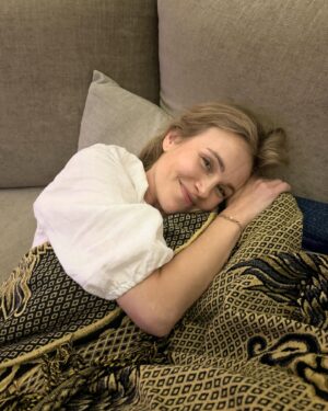 Vlastina Svátková Instagram - Šestnáct hodin, co by mohly trvat věčnost, 
v neobyčejně obyčejném prožívání radosti ze života,
která se projevuje vděkem za vše co bylo, i je.
Miluju nechtít víc, než to, co je v tento okamžik,
miluju ležet v přítomnosti a v hlavě nemít souboj chaotických myšlenek,
miluju život, se vším, čím je…