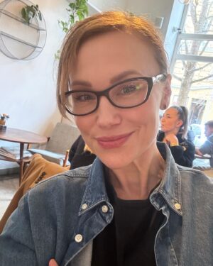 Vlastina Svátková Instagram - Setkání s kamarádkou u oběda po 2 letech.
,,No ahoj, kde jsi?”
,,Promiň, budu mít 18 minut zpoždění, já jela do Chaber místo do Karlína.”
,,Tys zapomněla, že jsme to změnily?”
,,Asi jo, něco si dej, já už jedu.”

,,Ahoj Luci, tak už jsi si vybrala?”
,,Ne, čekám na tebe.”
,,Já na to nevidím.”
,,Taky na to nevidím. Ale počkej, já mám brejle.”
,,Ukaž, no jo, v nich to vidím.”
,,Tak vidíš! Vyfotím tě, ať víš jak v nich vypadáš.”
,,Dobře.”
,,Dobrý den, vybraly jste si něco k jídlu?”
,,Dobrý den, ještě ne, my jsme na to neviděly.”
,,Tak já přijdu za chvilku.”

Vidím, že nic nevidím.
Vím, že nic nevím.
Jsem.
Miluju.