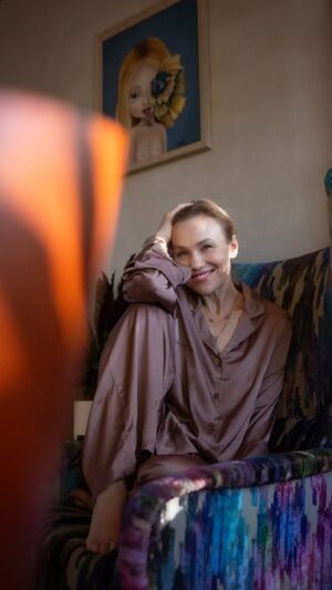 Vlastina Svátková Instagram - Co si přát od Ježíška?
U mě to nebude tak složité…
Přeju si, to co mám.
Mít možnost vybrat si, že celý den zůstanu v pyžamu a nebudu mít kvůli tomu výčitky.
Napíšu si seznam, čím udělám radost svým blízkým i sama sobě a bude tam zhruba tohle:
Koupím malý stromeček, který je nakřivo a nikdo ho nechce, ozdobíme ho s dětmi starými, ošoupanými ozdobičkami, které používala moje milovaná babička. 
Nebude v poslední trendy barvě, ale bude ve vzpomínkách na lásku, která je věčná.
Letos budeme jen my čtyři, doma a díky Bohu, přes střechu nám už neteče. 
Zvládla jsem to.
Přeju si být na sebe takto hrdá. Vidět kdo doopravdy jsem.

Cukroví budeme mít jedno, perníčky nepravidelných tvarů, které budeme dělat spolu s klukama, stejně jako vánoční večeři. A jelikož moje děti nejí bramborový salát, poprvé udělám porci malou, jen sama pro sebe. Na ten jeden večer, kdy budeme SPOLU, vstávat od stolu, nedodržovat pravidla, možná všichni v pyžamu koukat celý den na pohádky, které už jsem neviděla roky. Protože nebyl čas v urputné honbě za štěstím. 

Přeju si… vše, po čem touží mé srdce. Nechávám se vést a moje náruč je otevřená, tak aby mohla přijímat.
Tohle je ten největší dar, který jsem dostala.
Že už to vím….

#Lindex
#xmasgift
@lindexofficial