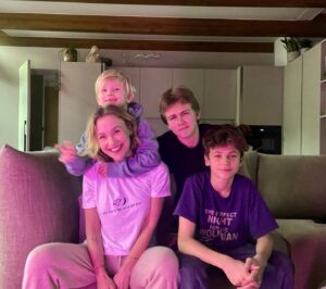 Vlastina Svátková Instagram - My se máme, že se máme. 
Občas jsme zoufalí, kroutíme otráveně očima, utíkáme z domu, ale pak nám vždycky někdo zavolá a zeptá se: ,,Kdy přijdeš?“.
Zavíráme za sebou dveře, toužíme po samotě, po tichu, slyšet jen třepotání křídel ptáků a koukat na volavky.
Ale pak někdo zaťuká na dveře, vejde po špičkách a zeptá se: ,,Můžu dál? Do tvého srdce? Pustíš mě tam?“
Občas si ukopneme palec a v prstě máme třísku, kterou nám nemá kdo vytáhnout, ale pak se otevřou dveře a děti našlapou bahno do předsíně a já se nadechnu a řeknu: ,,Nahřej jehlu, potřebuju tvoji pomoc.“
Už mě moc věcí nebolí a pokud ano, je to ta nejvíc stará bolest, kterou tahá malá holka jako kačera na provázku.
Kam se hne, tam za ní jde, jako stín, který bude její součástí už asi napořád.
Tento rok byl pro mě osobně jeden z nejsilnějších a nejzásadnějších v mém životě. 
Konečně vím, jak chutná otevřené srdce. 
Jako sladká malina, kterou jsi nikdy nejedl. 
Jako hora, na kterou jsi vylezl. 
Jako moře, do kterého jsi poprvé skočil.
Jako objetí, které tě dojalo k slzám.
My se fakt máme, že se máme.
Vyrostli jsme. Obrovsky. 
Jsme silnější a jsme si schopni naslouchat, i když to bolí.
My rodiče, mámy a tátové, ukazujeme dětem jak být zranitelným, milujícím člověkem, který není nikdy sám.
….nikdy….