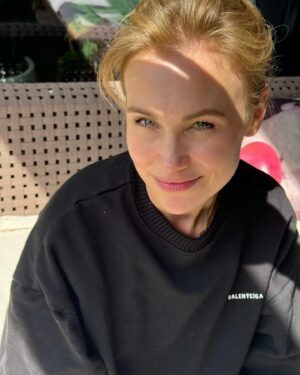 Vlastina Svátková Instagram - Šestnáct hodin, co by mohly trvat věčnost, 
v neobyčejně obyčejném prožívání radosti ze života,
která se projevuje vděkem za vše co bylo, i je.
Miluju nechtít víc, než to, co je v tento okamžik,
miluju ležet v přítomnosti a v hlavě nemít souboj chaotických myšlenek,
miluju život, se vším, čím je…