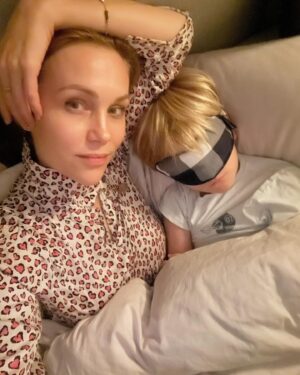 Vlastina Svátková Instagram - Mám úžasné děti. 
Vnímavé a citlivé, až mě to někdy děsí, jestli vidí dovnitř mě, každý můj boj se všední realitou, plácání se v bahně už po tolikáté a další vzkříšení z popela.
Umí pojmenovat věci tak, jak doopravdy jsou a častokrát vidí i to, co já nechci vidět, protože jsem přeci silná máma, která pláče jen když zhasnou lampičky v dětských pokojíčkách.
Občas si chci svoji cestu životem ulehčit a obejít svůj růst, a tak si ji zkomplikuju a bolí to mnohem víc.
A přesto se snažím, aby o nic nebyli ochuzeni, aby měli vše, co chtějí, ale oni, jak jdou už dlouho jako parťáci vedle mě, už tradičně Ježíškovi píšou, že nic nechtějí, hlavně ať je maminka šťastná. 
I teď, když to píšu, se dojímám. 
Možná právě to, že to se mnou nemají jednoduché a vidí, že život často přináší zklamání z člověka a lásky, z nich vykřeše připravené muže poprat se s každou překážkou, která se jim postaví do cesty.
Když jsem si byla vyzvednout nejmenšího syna po první hodině výtvarky, ukazovala mi pani učitelka co vytvořil.
Ten jeho obrázek mi přišel dokonalý. Prý je to škrabátko pro psa na kolečkách.
,,Maty, to je krása. Tady můžeš vytvořit vánoční dárky pro babičku!“
A on naprosto v klidu odpověděl:
,,Mami, víš, že to tady dělám jenom proto, abychom to mohli prodat a nepřišli jsme o dům!“
Paní učitelka začala koktat a ukazovat mi zvoneček z keramiky a já se v duchu usmála:
můj malý zachránce. Jednou bude vystavovat svoje díla v galeriích ❤️
.
#děkujuVámŽeVásMám #ažeJsteJacíJste #mojiochránci