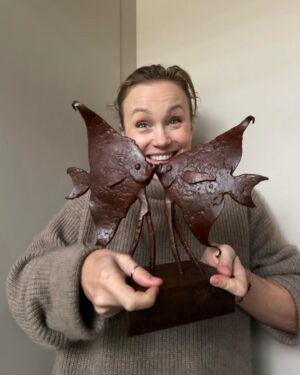 Vlastina Svátková Instagram - Postavit hrad z písku a nechat ho odvát větrem od přílivu.
Nelpět na ničem, co jsme tak urputně budovali a báli se, že o to přijdeme.
Vzdát se všeho, co si myslíme, že je naše a máme na to právo.
Zkoušet to, trénovat, nad člověkem, co nás zraňuje se v duchu pousmát.
Chce to velkou sílu vidět v blízkém člověku plném zloby malé, nevinné dítě, kterým kdysi bylo.
A vnímat, že tohle není naše, není nutno se obhajovat, urážet ani bránit.
Jestli v něčem spočívá svoboda, tak v hlubokém uvědomění, že jak k nám promlouvají druzí, jak nás označují, je jejich vlastní pohled na sebe samé. 
Nic se mě nemůže dotknout, když vím, kdo jsem.
Ryba, co plave proti proudu, ale když je potřeba, splyne s davem a nepotřebuje nikoho převyšovat.
Žena, co miluje muže, uctívá jejich odvahu a sílu, přestože je už skoro rok sama.
Protože se tak svobodně rozhodla…
Máma, co vychovává tři syny a nikde si nepřečetla, jak se to dělá.
A když pochybuje, přijde znamení, třeba v podobě zprávy: ,,Mám tě rád ❤️” , aniž by musela o lásce pochybovat, o lásku prosit, lásku si vynucovat.
Je tam a vždy byla.

Láska je odvaha / 
 
  rozhodnout se žít …