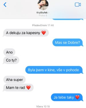 Vlastina Svátková Instagram - Postavit hrad z písku a nechat ho odvát větrem od přílivu.
Nelpět na ničem, co jsme tak urputně budovali a báli se, že o to přijdeme.
Vzdát se všeho, co si myslíme, že je naše a máme na to právo.
Zkoušet to, trénovat, nad člověkem, co nás zraňuje se v duchu pousmát.
Chce to velkou sílu vidět v blízkém člověku plném zloby malé, nevinné dítě, kterým kdysi bylo.
A vnímat, že tohle není naše, není nutno se obhajovat, urážet ani bránit.
Jestli v něčem spočívá svoboda, tak v hlubokém uvědomění, že jak k nám promlouvají druzí, jak nás označují, je jejich vlastní pohled na sebe samé. 
Nic se mě nemůže dotknout, když vím, kdo jsem.
Ryba, co plave proti proudu, ale když je potřeba, splyne s davem a nepotřebuje nikoho převyšovat.
Žena, co miluje muže, uctívá jejich odvahu a sílu, přestože je už skoro rok sama.
Protože se tak svobodně rozhodla…
Máma, co vychovává tři syny a nikde si nepřečetla, jak se to dělá.
A když pochybuje, přijde znamení, třeba v podobě zprávy: ,,Mám tě rád ❤️” , aniž by musela o lásce pochybovat, o lásku prosit, lásku si vynucovat.
Je tam a vždy byla.

Láska je odvaha / 
 
  rozhodnout se žít …