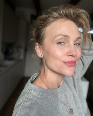 Vlastina Svátková Instagram - Napsala jsem dnes mojí mámě, na co by v Praze nejvíc chtěla jít. Koncert, divadlo, muzikál. 
Odepsala, že by chtěla jednou v životě zažít představení v Národním divadle, ale že nemá dost honosnou róbu 😳
OK, jdeme. Nejbližší volné představení v červnu.
Máma trvala na tom, že zaplatí lístky a že nevadí, že budeme sedět každá v jiné řadě, protože nic u sebe už není. Budeme na sebe mávat.
Já ji pozvu předtím na večeři a přespí u mě v dětském pokoji. 
A třeba se i spolu opijeme.
Jsem vděčná, že jsem si vybrala zrovna ji za svoji mámu. 
I když se dokážeme pohádat tak, jako nikdy s nikým.
Love u a děkuju, že jsi mi teď pomohla v těžkých chvílích! ❤️

… a vím, že mě tajně sleduješ, jaké kraviny sem dávám!!!