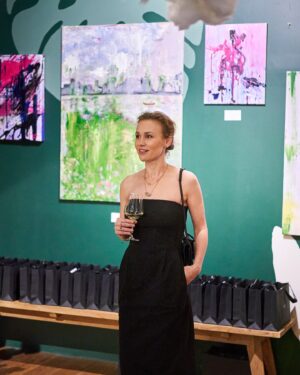 Vlastina Svátková Instagram - Včerejšek bylo novoluní, nový začátek a připomenutí toho, co všechno mám za sebou a co tvořím.
Děkuji úžasnému týmu lidí z @ame_gkp za možnost udělat v jejich prostoru vernisáž mých obrazů, prezentaci šperků @adore_sperky / parfému a elixíru, který jsem vytvořila spolu s @marketp006 .

Děkuju za catering @prkynko_cz a výborné vína od @finelabels.cz prezentované @madame_cognac_champagne .
A dárečky od @licirna____organics 
.
Photo by @tomas.mikule 

Bylo to dokonalé!!! ❤️ děkuju vám všem, co ve mě věříte !