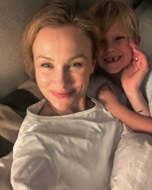 Vlastina Svátková Instagram - “Mami, můžeš řídit, až budeš děda?”
“Já nebudu děda.”
“Tak babička.”
“Ano, můžu.”
“I když ti bude 80?”
“Ano.”
“A 90?”
“Ano.”
“A sto?!”
“To už asi ne, ale ty mě můžeš vozit.”
“Jo, to budu. Vezmu tě na výlet a zaplatím hotel a ty mi budeš držet kafe.”
“Dobře.”
“Mami? A můžou babičky plavat?”
“Můžou.”
“Ufff. Tak dobrý mami. Máme plán.”
“Máme…”
.
❤️