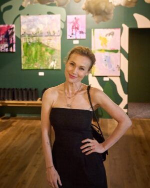Vlastina Svátková Instagram - Včerejšek bylo novoluní, nový začátek a připomenutí toho, co všechno mám za sebou a co tvořím.
Děkuji úžasnému týmu lidí z @ame_gkp za možnost udělat v jejich prostoru vernisáž mých obrazů, prezentaci šperků @adore_sperky / parfému a elixíru, který jsem vytvořila spolu s @marketp006 .

Děkuju za catering @prkynko_cz a výborné vína od @finelabels.cz prezentované @madame_cognac_champagne .
A dárečky od @licirna____organics 
.
Photo by @tomas.mikule 

Bylo to dokonalé!!! ❤️ děkuju vám všem, co ve mě věříte !