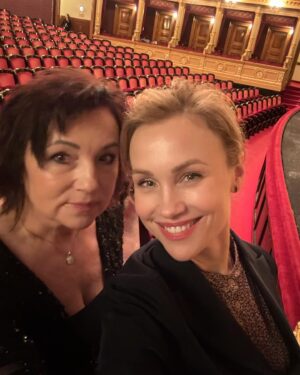 Vlastina Svátková Instagram - A někdo má dnes velkou radost !!! 

S maminkou na Kytici @narodni_divadlo.cz