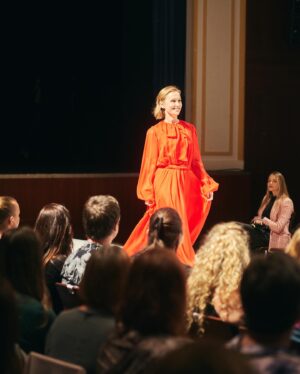 Vlastina Svátková Instagram - Na jeden den modelkou, která se rozdělila o pivo v zákulisí. Zkusit se má všechno a já na to všechno, co mě děsí říkám ano.
Děkuju za pozvání @pisecky_vikend_mody_a_designu !