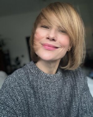 Vlastina Svátková Instagram - Nejlepší salon široko daleko a já vděčná, že ke mně tak blízko.
• v kadeřnictví mají značku Kevin Murphy, bez parabenů, krásně voní. Moje vlasy zdravé a husté.
• paní kosmetička šikovná, dělá japonskou masáž kobido a používá Institut Esthederm 
• manikúra včelím voskem nebo pedikúra skvělá.
.
.
.
Místo do centra, se bude jezdit za Prahu ❤️ @navlasku_libeznice