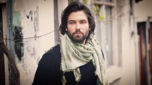Volkan Keskin Instagram - Yaşamak bir ağaç gibi tek ve hür, ve bir orman gibi kardeşçesine…🍀. selamlar herkese😊