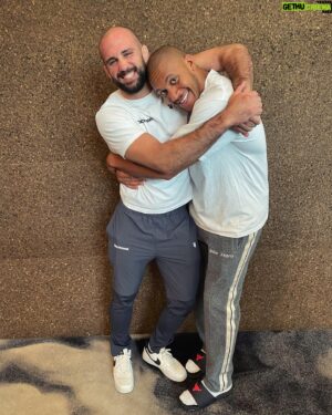 Volkan Oezdemir Instagram - Quel bon gamin! 🔥😂 @ciryl_gane #UFCParis