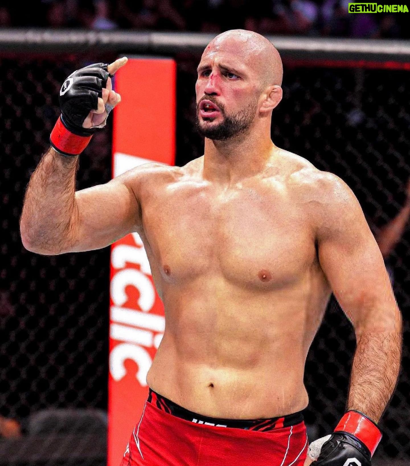 Volkan Oezdemir - 6.6K Likes - Éruption… 🌋 Première soumission à l’@ufc façon #NOTIME avec un combat expéditif au premier round…
Une soirée qui restera gravée 🔥
⭐️ Dédicace à ma team all star, mes ultras, ma famille, mes amis et mes sponsors ! Vous m’avez donné de la force 💪🏻