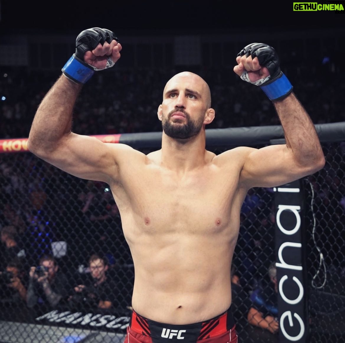 Volkan Oezdemir - 6.1K Likes - Job done ✔️Can’t wait for the next one! Thanks to everyone 🌋💯 #UFCLondon