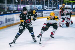 Volkan Oezdemir Instagram - Fight for Fribourg 🐉

📸 @adrienperritaz 
#fribourg #gotteron #hcfg #lhc #playoffs #nationalleague